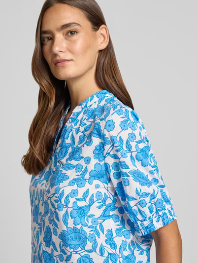 Frauenmodel trägt Bluse mit elastischen Ärmelabschlüssen von More & More, blau gemustert, Reine Baumwolle, Serafino-Kragen, Nahaufnahme Oberkörper.