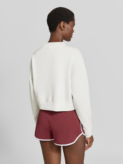 Frauenmodel trägt Cropped Sweatshirt Modell 'tasmin' von VARLEY in Weiß, lockere Passform, glatte Textur, Modal-Mix, Rückansicht, Damen Sweatshirt von VARLEY