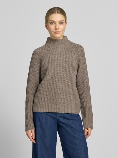 Vrouwenmodel draagt Strickpullover aus Kaschmir-Baumwoll-Mix Modell 'LONA' van 0039 Italy, regular fit, taupe, grove textuur, staande kraag, vooraanzicht bovenlichaam, dames strickpullover van 0039 Italy, ruglengte 60 cm, mouwlengte 78 cm bij maat 36.