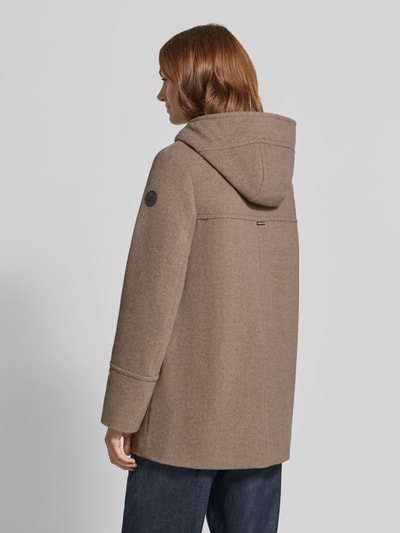 Frauenmodel trägt Regular Fit Mantel aus Woll-Mix von Gil Bret, Damen płaszcz z mieszanki wełny w kolorze beżowym, Ganzkörperansicht Rückansicht
