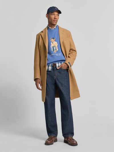 Mężczyzna nosi Regular Fit płaszcz z mieszanki wełny od Polo Ralph Lauren w kolorze beżowym, gładka tekstura, całkowity widok z przodu.
