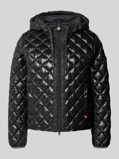 Produktfoto, schwarze Regular Fit Jacke in Stepp-Optik Modell 'YOSIE' von Frieda & Freddies mit Kapuze, glänzende Oberfläche, sichtbarer Reißverschluss, elastische Ärmelabschlüsse, Logo-Applikation, Eingrifftaschen, glatte und wattierte Textur