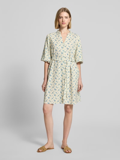 Frauenmodel trägt knielanges Kleid aus Leinen-Mix Modell 'Solfried' von MSCH Copenhagen mit taillierter Passform, Halbarm, florales Muster, Stehkragen mit Rüschenbesatz, Leinen-Viskose-Anteil, Knielänge, Rückenlänge 96 cm, Brustweite 84 cm, Ärmellänge 37 cm, Ganzkörperansicht von vorne.