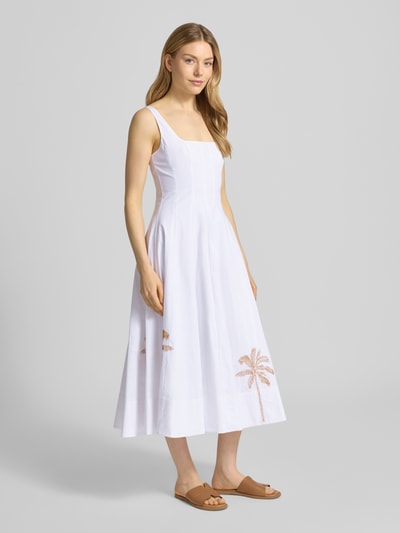 Vrouwenmodel draagt midi-jurk met motiefstitching model 'Wells' van Staud, katoenmix met stretch, getailleerd model, vierkante hals, brede bandjes, rug met haakjes- en ritssluiting, wit met lichtbruine accenten, gladde structuur, lengte 96 cm, borstwijdte 33 cm, vooraanzicht volledige lichaamsopname.