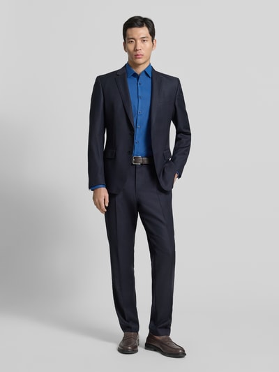 Männermodel trägt Regular Fit Business Hemd aus Baumwolle mit Kentkragen von Jake*s in Blau, glatte Textur, Ganzkörperansicht von vorne. Reines Baumwollmaterial, Knopfleiste, Rückenlänge 70 cm, Schulterbreite 47 cm, Ärmellänge 64 cm.