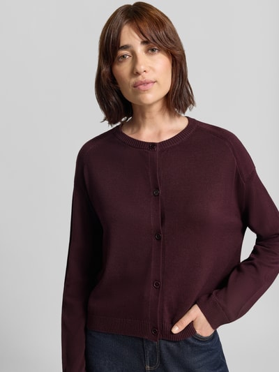 Vrouwenmodel draagt regular fit gebreid jack uit pure katoen model 'Ann' van Brax, Dames, donkerrood, vooraanzicht bovenlichaam