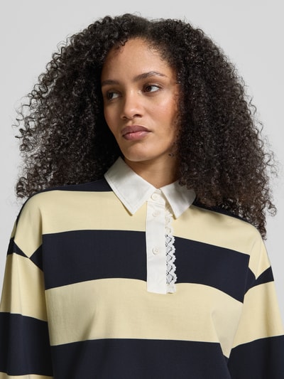 Frauenmodel trägt Longsleeve mit Polokragen von JAKE*S STUDIO WOMAN, Baumwoll-Mix, breite Streifen, lockerer Schnitt, Nahaufnahme Oberkörper.