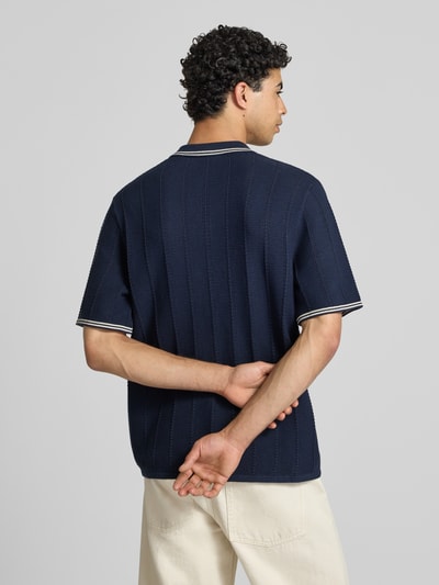 Männermodel trägt Regular Fit poloshirt in tricotlook model 'Menton' van Jack & Jones, puur katoen, ruglengte maat M 70 cm, ganzkörperansicht rückansicht