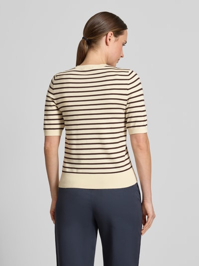 Frauenmodel trägt Slim Fit Pullover aus Viskose-Mix von s.Oliver RED LABEL in Beige mit braunen Streifen, Ganzkörperansicht Rückansicht.