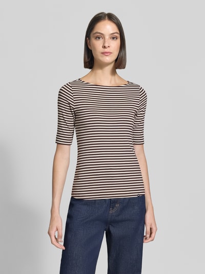 Frauenmodel trägt Slim Fit T-Shirt aus Baumwoll-Mix von zero, beige-braun gestreift, U-Boot-Ausschnitt, halber Arm, Ganzkörperansicht von vorne. Damen T-Shirt von zero, elastischer Baumwoll-Mix, Rückenlänge bei Größe 36: 58 cm.