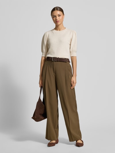 Frauenmodel trägt Regular Fit Strickpullover mit Crew Neck Modell 'DOFFY' von Vero Moda, unifarben, Strickoptik, Nahaufnahme Oberkörper.