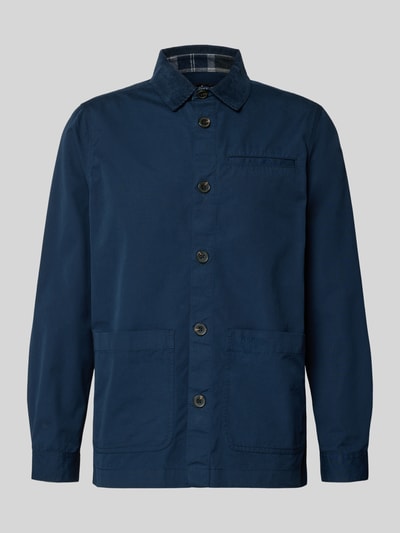 Produktfoto, Regular Fit Hemdjacke aus reiner Baumwolle von Barbour in Optik: Unifarben, Umlegekragen mit Cord-Besatz, Knopfleiste, Eingrifftaschen, Label-Stitching-Applikation, Langarm mit Manschette, Material reine Baumwolle, satte dunkelblaue Farbe, glatte Struktur.