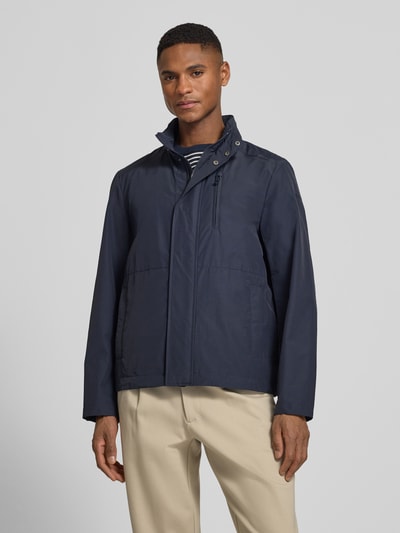 Männermodel trägt Jacke mit Stehkragen und Reißverschluss von Geox aus Baumwoll-Mix, Regular-Fit, mit Knopfleiste und Eingrifftaschen, dunkelblau, Ganzkörperansicht von vorne. Rückenlänge bei Größe M: 67 cm, Schulterbreite: 47 cm, Brustweite: 57 cm, Ärmellänge: 65 cm.