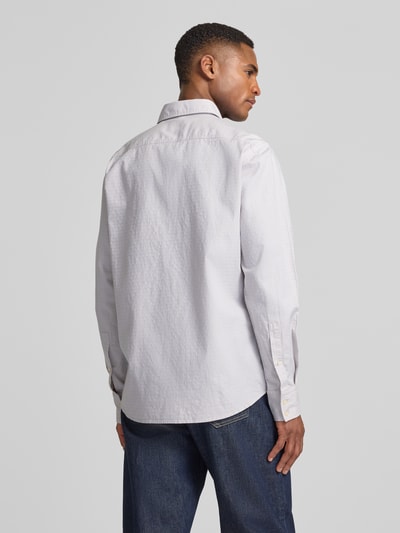 Männermodel trägt helles Regular-Fit Freizeithemd aus Baumwoll-Mix Modell 'RELEGANT_6_M' von BOSS Orange, Optik: Unifarben, Rückenpasse, Ganzkörperansicht Rückansicht.