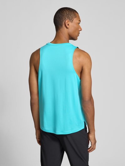 Männermodel trägt Regular Fit Tanktop mit Logo-Print Modell 'Core' von ASICS in Türkis, Jersey, ärmellos, Rückansicht, Ganzkörperansicht Rückansicht.