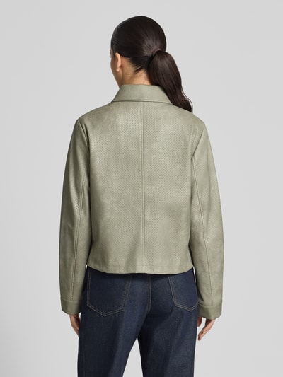 Frauenmodel trägt Regular Fit Jacke in Leder-Optik von Amber & June in Hellgrün mit Umlegekragen, Brusttaschen, Knopfleiste, Rückenlänge 54 cm, Schulterbreite 42 cm, Brustweite 52 cm, Ärmellänge 63 cm, Ganzkörperansicht Rückansicht.