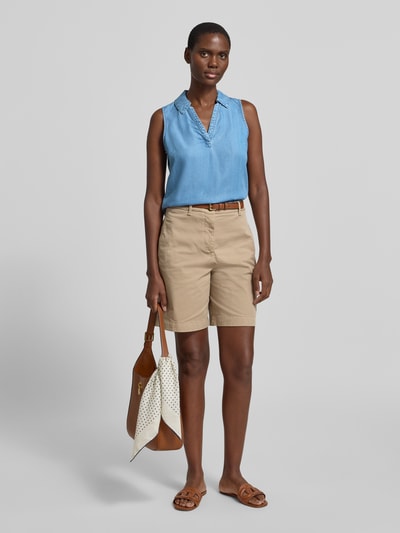 Frauenmodel trägt Regular Fit Blusentop aus Lyocell Modell 'HARPER' von Vero Moda in Denim-Optik, ärmellos, Popeline, Ganzkörperansicht von vorne.