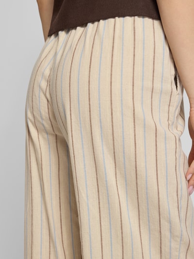 Frauenmodel trägt Wide Leg Pants mit elastischem Bund Modell 'ELLA' von JJXX, hell mit braunen und blauen Streifen, Nahaufnahme Rückansicht, Baumwoll-Mix mit Leinen-Anteil, Loose Fit.