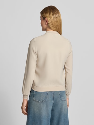 Frauenmodel trägt Regular Fit Blouson mit Allover-Muster Modell 'COCO' von VERO MODA in Beige, glatte Textur, Ganzkörperansicht Rückansicht. Damen Bomberjacke / Blouson.