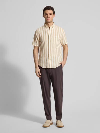 Mannelijk model draagt Regular Fit Freizeithemd aus Leinen-Baumwoll-Mix van Gant, streeppatroon, lichte tinten, borstzak, button-down kraag, label-stitching, geheel lichaam van voren.