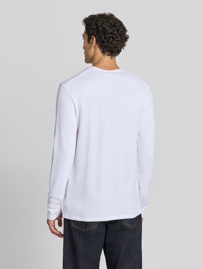 Männermodel trägt Regular Fit Longsleeve aus reiner Baumwolle Modell 'Basic' von Lindbergh, weiß, strukturierte Oberfläche, Ganzkörperansicht Rückansicht. Rückenlänge bei Größe M 73 cm, mit Rundhalsausschnitt.