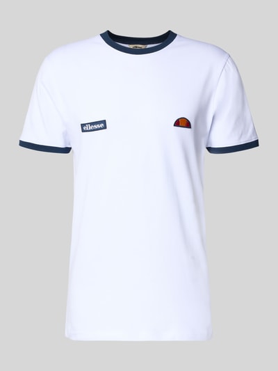 Produktfoto, biały męski t-shirt z okrągłym dekoltem i ciemnymi lamówkami, prosty krój, naszywka z logo, model 'RINGETTO' od Ellesse z bawełny, długość tyłu w rozmiarze M: 72 cm
