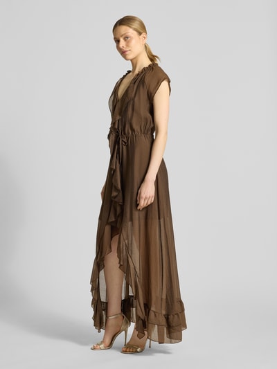 Modelka kobieca nosi Maxikleid aus Lyocell-Mix mit Volants Modell 'MAELYS' od Guess w kolorze brązowym, A-linia, głęboki dekolt V, lekka tekstura, długość tyłu w rozmiarze S 143 cm, szerokość w rozmiarze S 40 cm, widok całej sylwetki z przodu.