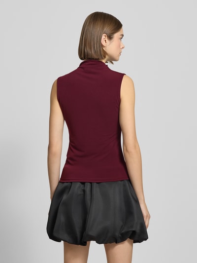 Frauenmodel trägt Shaped Fit Shirt ohne Ärmel Modell 'MADISON' von Pieces, Optik: Unifarben, Label-Stitching-Applikation, hochgeschlossen, Ganzkörperansicht Rückansicht.