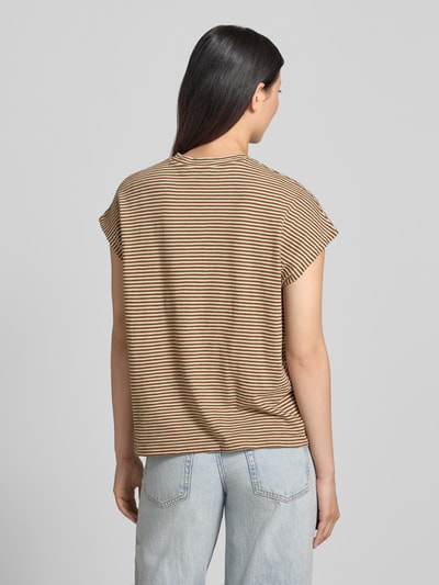 Frauenmodel trägt Loose Fit T-Shirt aus reiner Baumwolle von Armedangels im Streifenmuster, Damen T-Shirt, Ganzkörperansicht Rückansicht.