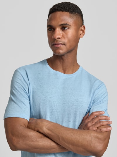 Mannelijk model draagt T-shirt uit mix van linnen en elastaan met ronde hals, regular fit, labeldetail, OLYMP Level Five heren, nahaufnahme bovenlichaam.