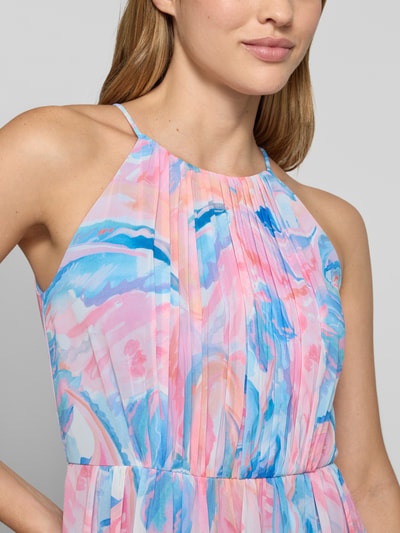 Vrouwenmodel draagt Maxikleid met Plisseefalten im Allover-Look van Jake*s Cocktail, pastel roze en blauwe tinten, chiffon, A-lijn, ritssluiting, ruglengte maat 36: 150 cm, borstwijdte maat 36: 37 cm, Nahaufnahme bovenlichaam.