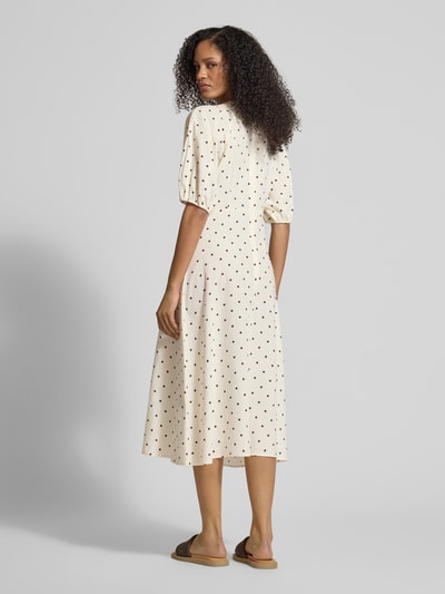 Frauenmodel trägt Midikleid aus Viskose-Mix im Allover-Look von Jake*s Casual, cremefarben mit schwarzen Punkten, A-Linie, Puffärmel, Ganzkörperansicht Rückansicht.