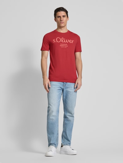 s.Oliver RED LABEL Regular Fit T-Shirt aus reiner Baumwolle mit großem Label Print Rot 1