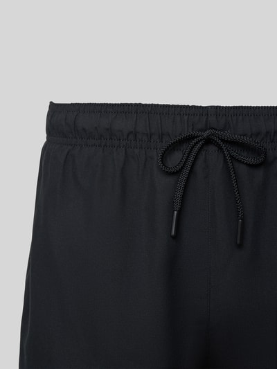 Produktfoto, Relaxed Fit Badeshorts mit Logo-Stitching von Emporio Armani in Schwarz, elastischer Bund mit Tunnelzug, glatte Textur
