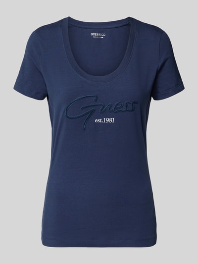 Produktfoto, t-shirt met u-hals model 'SCRIPT' van guess in marineblauw, mix van katoen en elastaan, nauwsluitend model, labelstitching