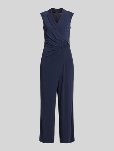Produktfoto, Jumpsuit in Wickel-Optik mit Schalkragen von Vera Mont in Dunkelblau, Material-Mix mit Stretch-Anteil, taillierter Schnitt, Raffungen, rückseitiger Reißverschluss, Rückenlänge 41 cm, Brustweite 45 cm, Ärmellänge 14 cm, Gesamtlänge 154 cm, Innenbeinlänge 86 cm, glatte Textur und schlichte Linien.