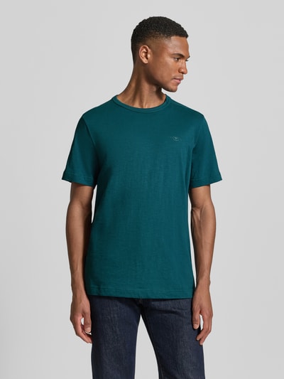 Męski model nosi Regular Fit T-Shirt aus reiner Baumwolle od Tom Tailor, kolor melanż, krój regular fit, dekolt okrągły, krótki rękaw, materiał czysta bawełna, pełny widok z przodu