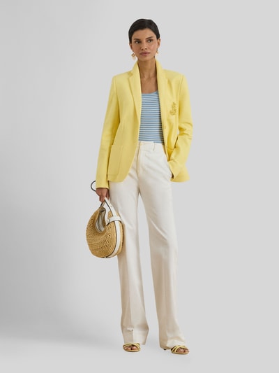 Frauenmodel trägt Slim Fit Blazer aus Baumwoll-Mix von Lauren Ralph Lauren, Optik: Unifarben, Jacquard, Logo-Stitching, Reverskragen, 2-Knopf-Verschluss, Langarm mit Kissing-Buttons, Brusttasche, aufgesetzte Seitentasche, Ganzkörperansicht von vorne.
