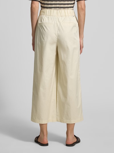 Männermodel trägt Regular Fit Culotte aus reiner Baumwolle von s.Oliver RED LABEL, efekt: jednolity kolor, krój regular fit, ściągacz, wpuszczane kieszenie, kieszenie z tyłu, wykończenie materiału: splot twill, bawełna, Ganzkörperansicht Rückansicht.