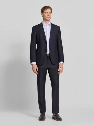 Męski model nosi Slim Fit Businesshemd aus reiner Baumwolle von Seidensticker, jasnoniebieskie tony, gładka tekstura, pełna sylwetka z przodu.