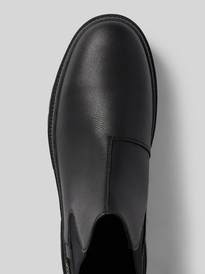 Produktfoto, Boote mit elastischen Einsätzen Modell 'SANDTOWN' von Replay in Schwarz, abgerundete Spitze, strukturierte Oberfläche, Detailaufnahme, Herren Boots, Label-Detail, profilierte Sohle, Größe 44: Absatzhöhe 3 cm, Schafthöhe 13 cm, Schaftweite 11 cm