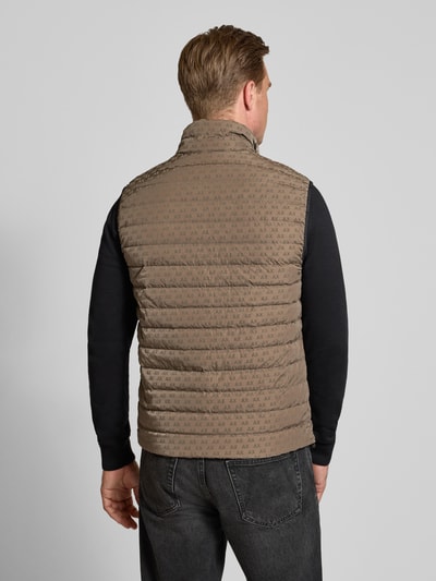 Männermodel trägt Regular fit bodywarmer met vulling van eendendons en veren Model 'PIUMINO' van Armani Exchange met All-over logoprint, opstaande kraag en tweewegritssluiting, Heren, Ruglengte maat M 67 cm, Schouderbreedte maat M 46 cm, Borstwijdte maat M 54 cm, Ganzkörperansicht Rückansicht
