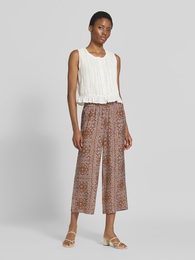 Frauenmodel trägt Relaxed Fit Culotte aus Viskose-Mix von s.Oliver RED LABEL, braun mit gemustertem Design, Ganzkörperansicht von vorne.