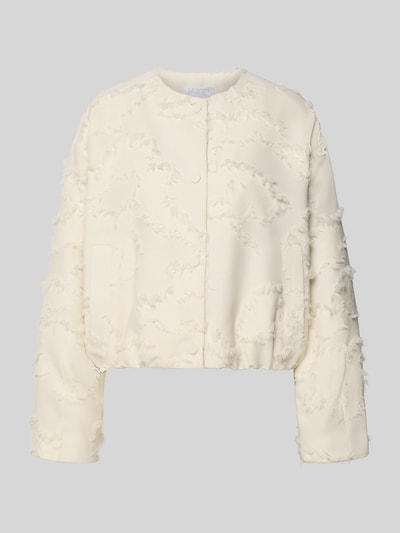 Produktfoto, Jacke mit Rundhalsausschnitt und Fransen von Jake*s Collection, krój regular fit, okrągły dekolt, frędzle, zapięcie na guzik, długość tyłu w rozmiarze 38: 53 cm, szerokość w rozmiarze 38: 58 cm, długość rękawów w rozmiarze 38: 55 cm, kremowy kolor, nierówna tekstura