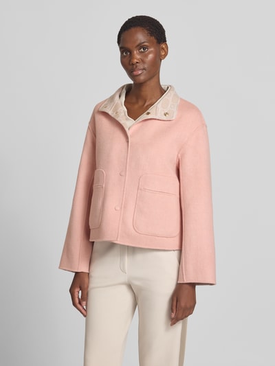 Frauenmodel trägt Jacke im Allover-Look mit Stehkragen von Marc Cain in zartem Rosa, Baumwoll-Mix, Regular Fit, Nahaufnahme Oberkörper.
