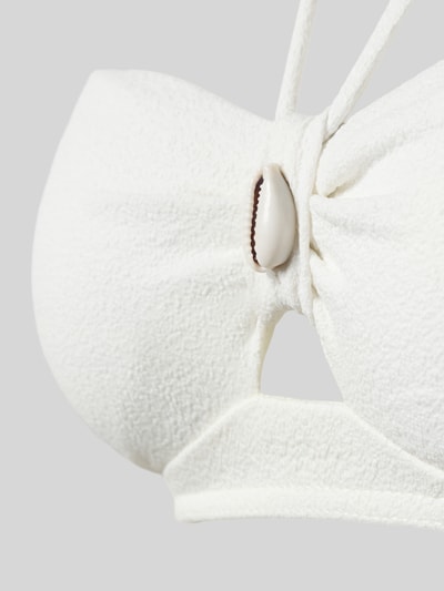 Produktfoto, weißes Bikini Oberteil mit Ziermuschelbesatz aus elastischem Material-Mix, Modell 'Kenteo' von Banana Moon, Cut Out-Detail.