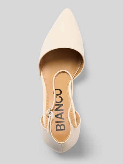 Productfoto, Pumps met blokhak en bandje van BIANCO, puntige vorm, licht gestructureerde zool, beige kleur, detailopname, context: dames pumps, riempje met gesp, hakhoogte 7 cm, schachthoogte 8 cm, schachtwijdte 4 cm.