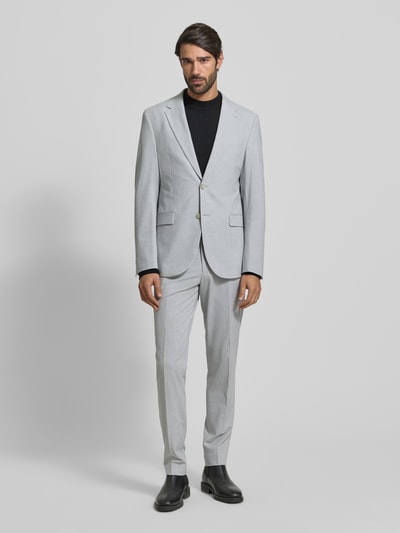 Männermodel trägt Slim Fit 2-Knopf-Sakko mit Viskose-Anteil von MCNEAL im Unifarbenes-Design, Material-Mix, Reverskragen, Ganzkörperansicht von vorne.