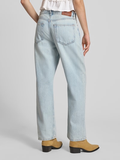 Frauenmodel trägt Straight Fit Jeans aus reiner Baumwolle von Calvin Klein Jeans in hellem Blau, robuste Textur, Ganzkörperansicht Rückansicht.