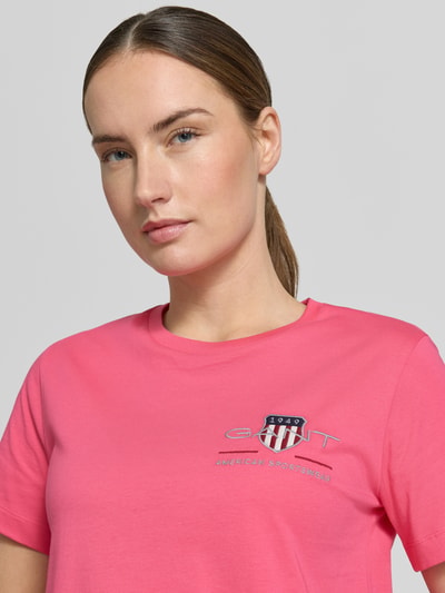 Frauenmodel trägt T-Shirt mit Rundhalsausschnitt und Label-Stitching von Gant aus Reine Baumwolle, Regular-Fit, Nahaufnahme Oberkörper.